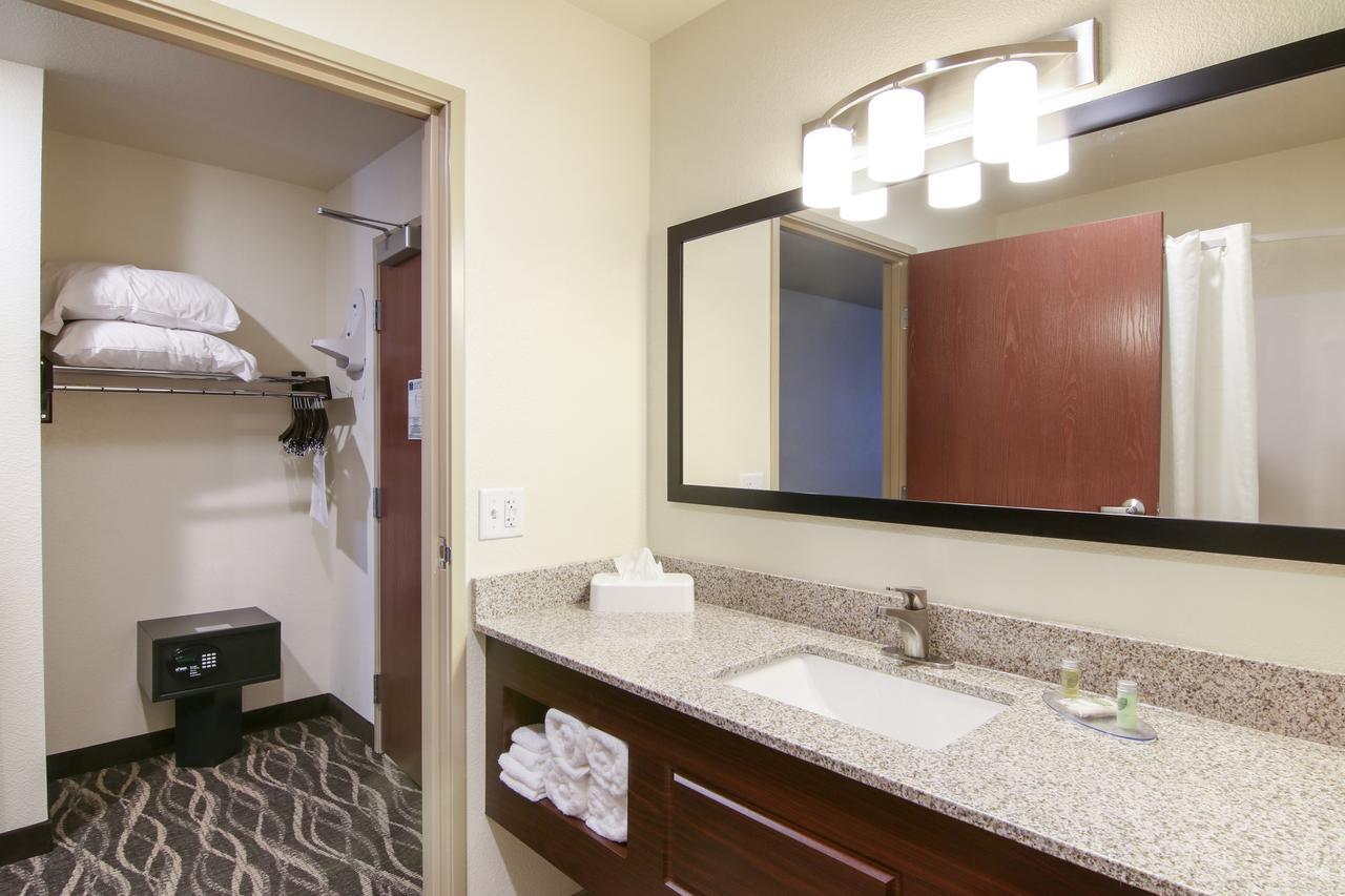 Cobblestone Hotel & Suites Hartford Buitenkant foto