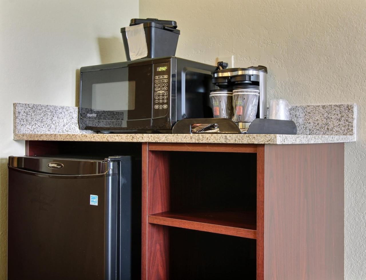 Cobblestone Hotel & Suites Hartford Buitenkant foto